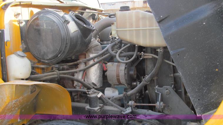 image for item E3661 2001 International 4900 digger derrick truck