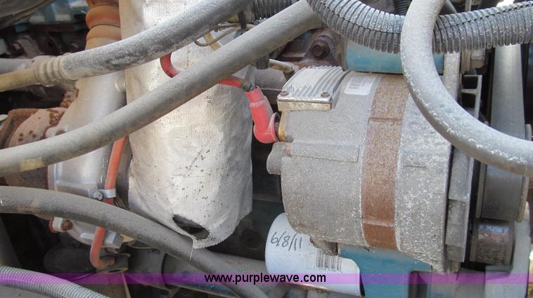 image for item E3661 2001 International 4900 digger derrick truck