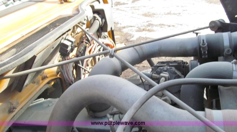 image for item E3661 2001 International 4900 digger derrick truck