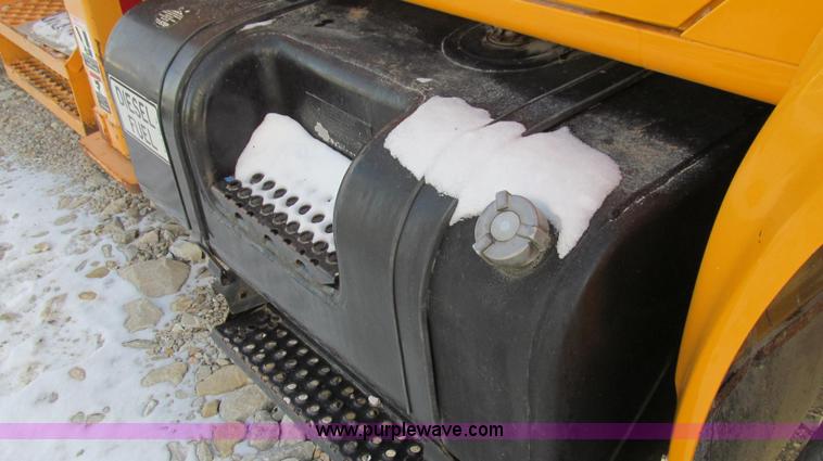 image for item E3661 2001 International 4900 digger derrick truck