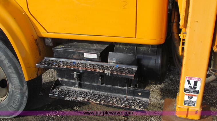 image for item E3661 2001 International 4900 digger derrick truck