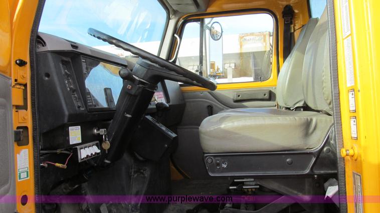 image for item E3661 2001 International 4900 digger derrick truck