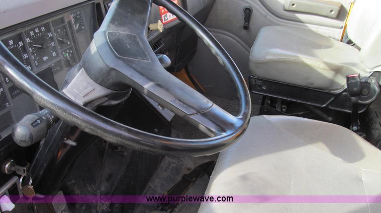 image for item E3661 2001 International 4900 digger derrick truck