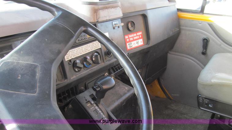 image for item E3661 2001 International 4900 digger derrick truck