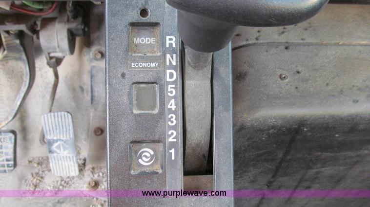 image for item E3661 2001 International 4900 digger derrick truck