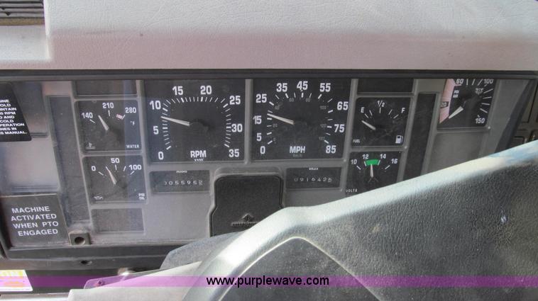 image for item E3661 2001 International 4900 digger derrick truck