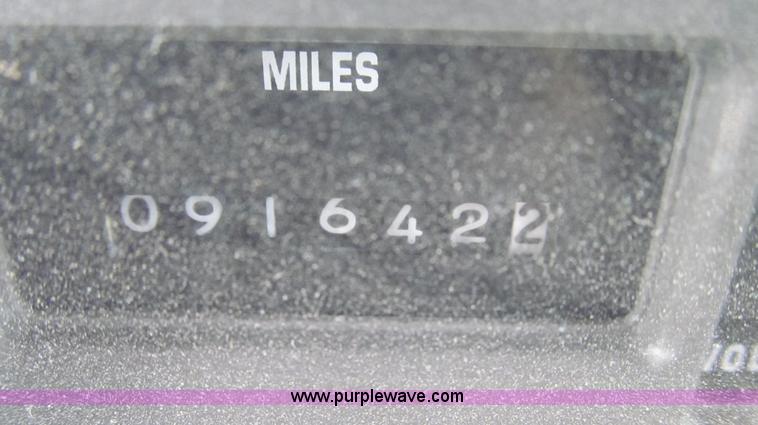 image for item E3661 2001 International 4900 digger derrick truck