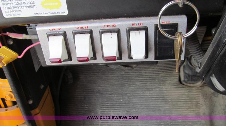 image for item E3661 2001 International 4900 digger derrick truck