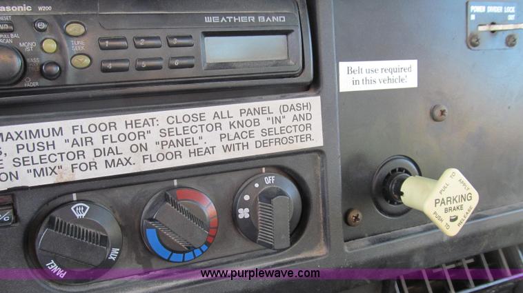 image for item E3661 2001 International 4900 digger derrick truck