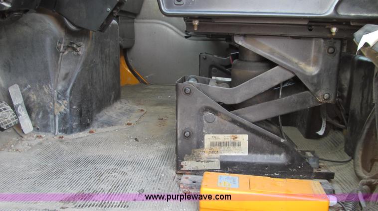 image for item E3661 2001 International 4900 digger derrick truck