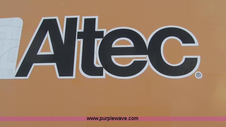 image for item E3661 2001 International 4900 digger derrick truck