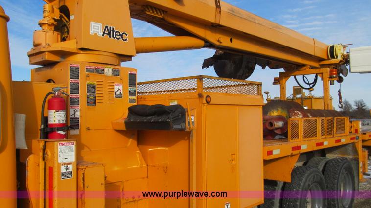 image for item E3661 2001 International 4900 digger derrick truck