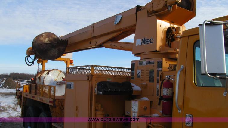 image for item E3661 2001 International 4900 digger derrick truck