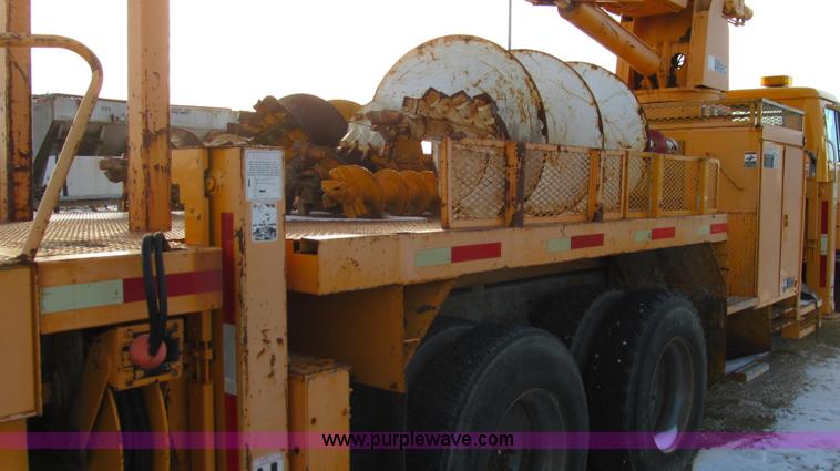 image for item E3661 2001 International 4900 digger derrick truck