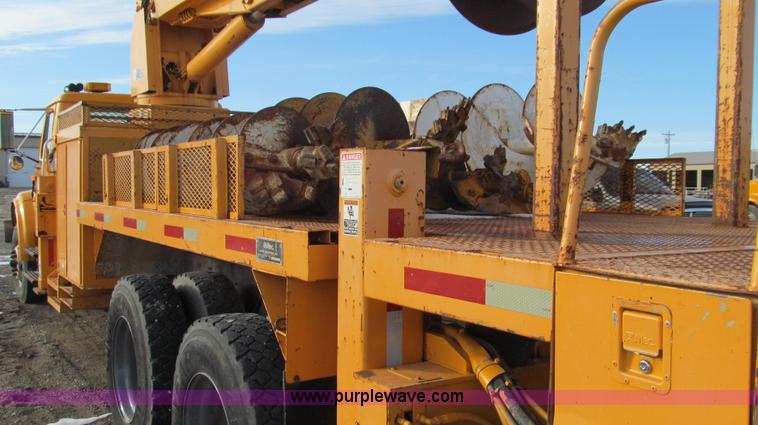 image for item E3661 2001 International 4900 digger derrick truck