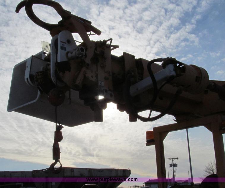 image for item E3661 2001 International 4900 digger derrick truck