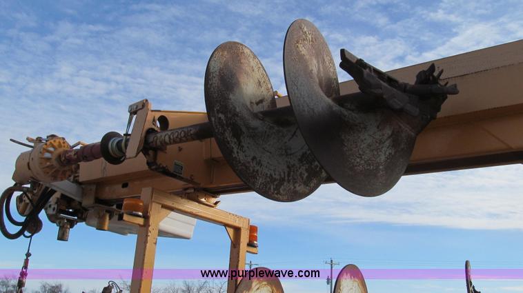 image for item E3661 2001 International 4900 digger derrick truck