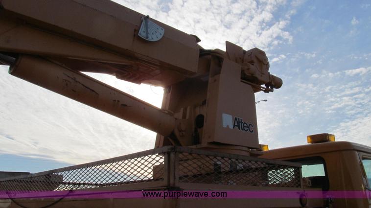 image for item E3661 2001 International 4900 digger derrick truck