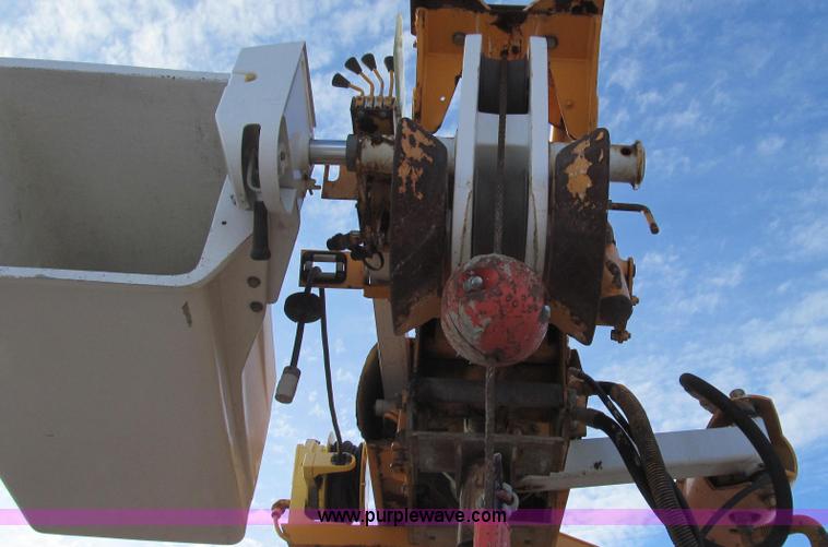 image for item E3661 2001 International 4900 digger derrick truck