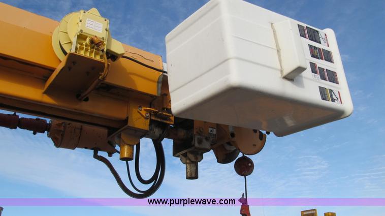 image for item E3661 2001 International 4900 digger derrick truck