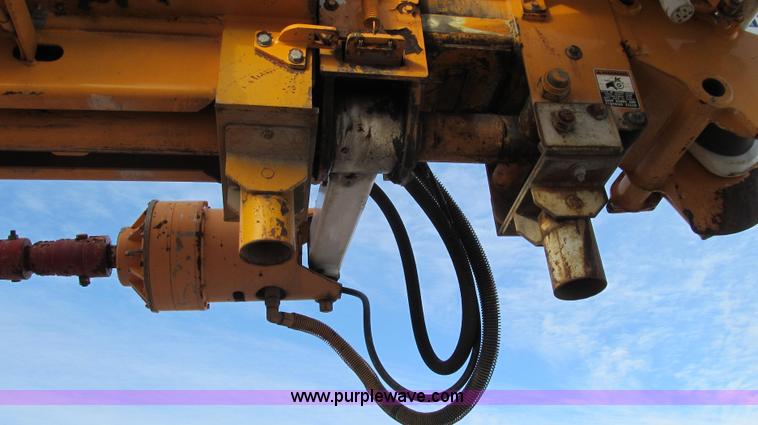image for item E3661 2001 International 4900 digger derrick truck