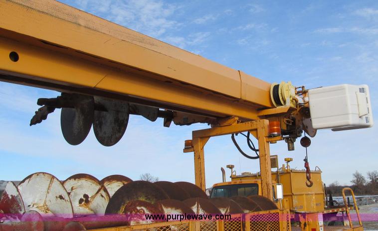 image for item E3661 2001 International 4900 digger derrick truck