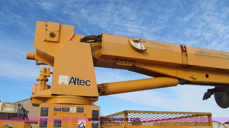 image for item E3661 2001 International 4900 digger derrick truck