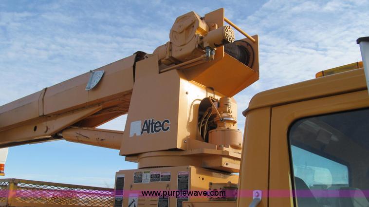 image for item E3661 2001 International 4900 digger derrick truck