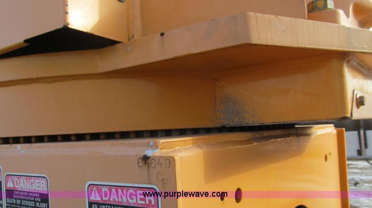 image for item E3661 2001 International 4900 digger derrick truck