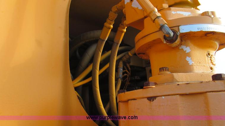 image for item E3661 2001 International 4900 digger derrick truck