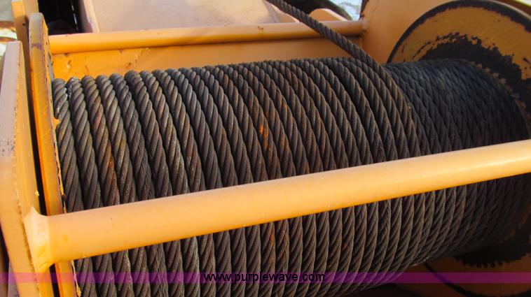 image for item E3661 2001 International 4900 digger derrick truck