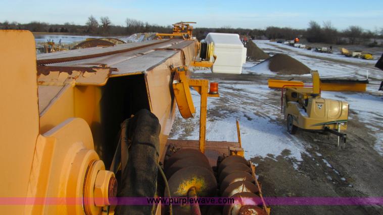 image for item E3661 2001 International 4900 digger derrick truck