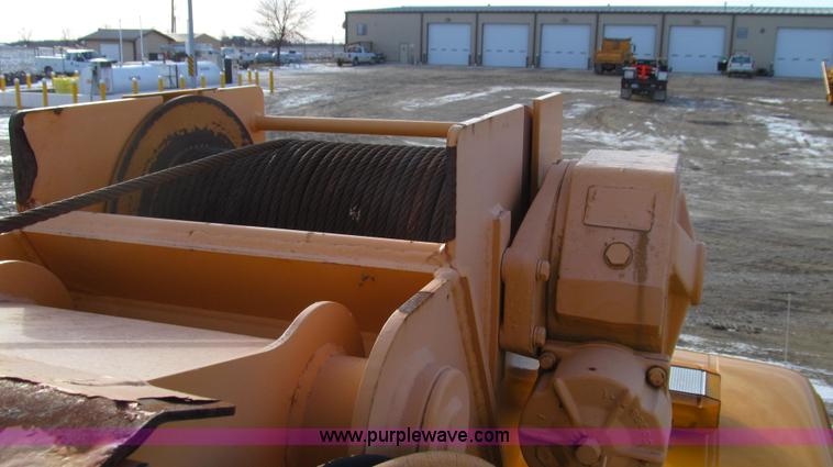 image for item E3661 2001 International 4900 digger derrick truck