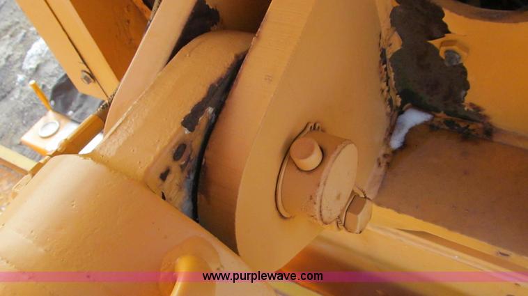 image for item E3661 2001 International 4900 digger derrick truck