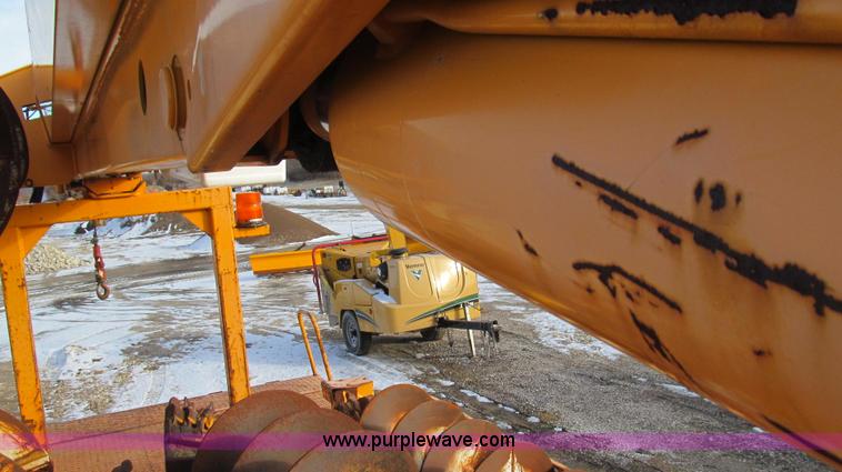 image for item E3661 2001 International 4900 digger derrick truck