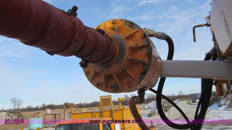 image for item E3661 2001 International 4900 digger derrick truck