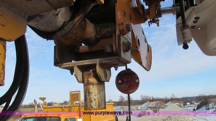 image for item E3661 2001 International 4900 digger derrick truck