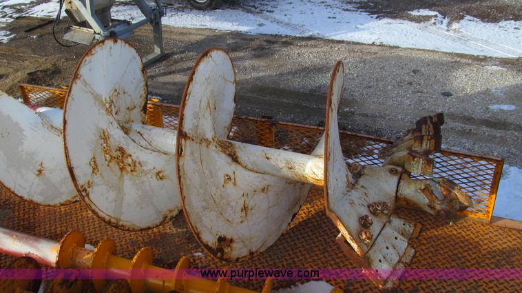 image for item E3661 2001 International 4900 digger derrick truck