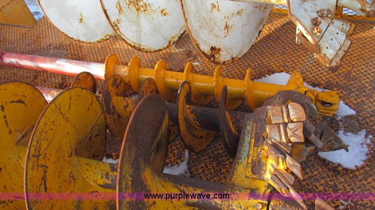 image for item E3661 2001 International 4900 digger derrick truck