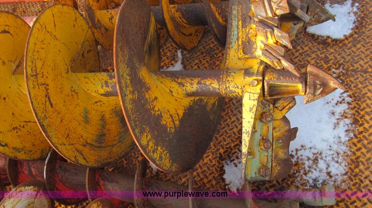 image for item E3661 2001 International 4900 digger derrick truck