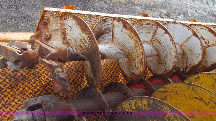 image for item E3661 2001 International 4900 digger derrick truck