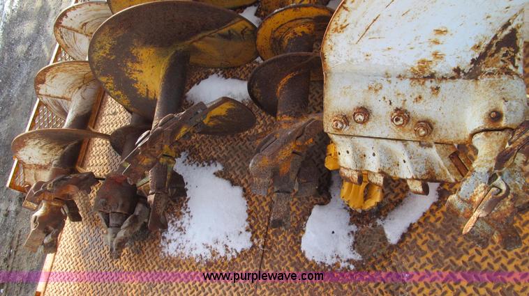 image for item E3661 2001 International 4900 digger derrick truck