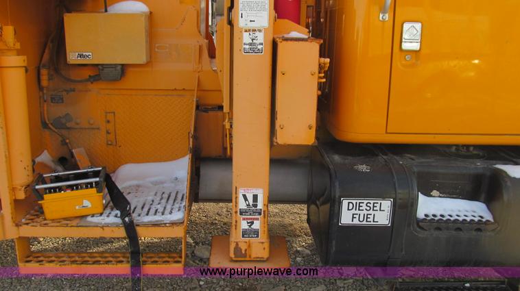 image for item E3661 2001 International 4900 digger derrick truck