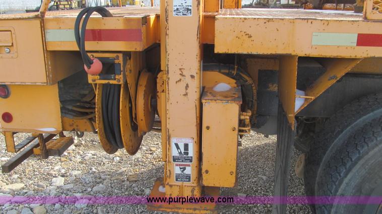 image for item E3661 2001 International 4900 digger derrick truck