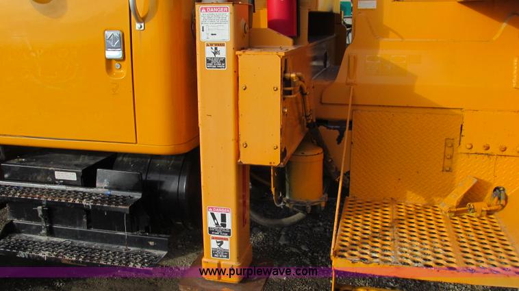 image for item E3661 2001 International 4900 digger derrick truck