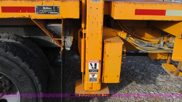 image for item E3661 2001 International 4900 digger derrick truck