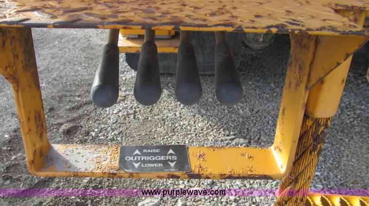 image for item E3661 2001 International 4900 digger derrick truck