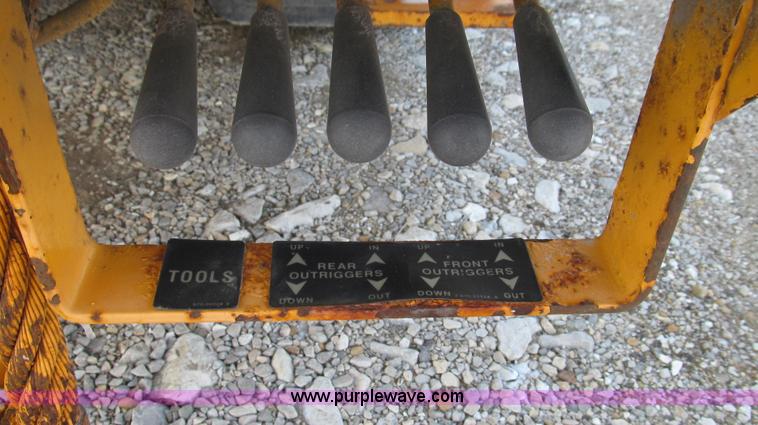 image for item E3661 2001 International 4900 digger derrick truck