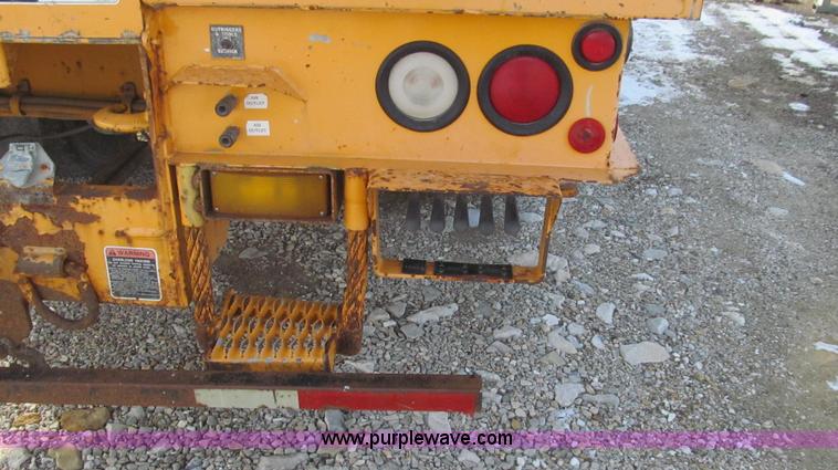 image for item E3661 2001 International 4900 digger derrick truck