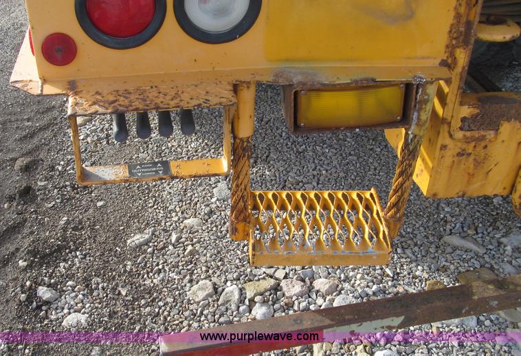 image for item E3661 2001 International 4900 digger derrick truck